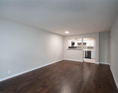 5315 Fleetwood Oaks Avenue - Photo Thumbnail 4