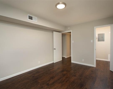 5315 Fleetwood Oaks Avenue - Photo Thumbnail 8