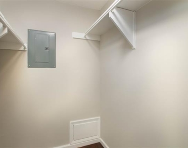 5315 Fleetwood Oaks Avenue - Photo Thumbnail 9