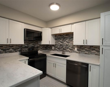 5315 Fleetwood Oaks Avenue - Photo Thumbnail 2