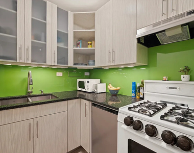 West 55th Street - Photo Thumbnail 2