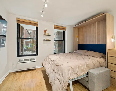 West 55th Street - Photo Thumbnail 5