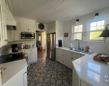 22 Crescent Avenue - Photo Thumbnail 4
