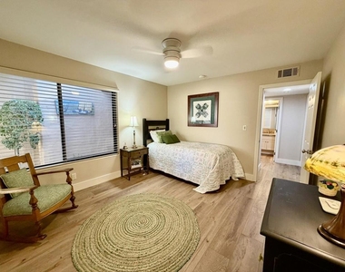 205 Las Lomas - Photo Thumbnail 13