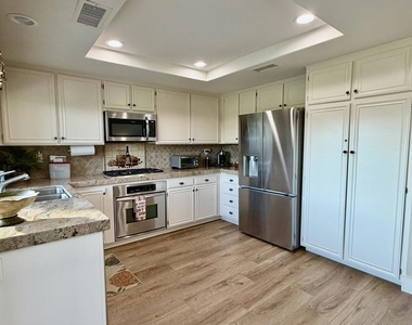 205 Las Lomas - Photo Thumbnail 7