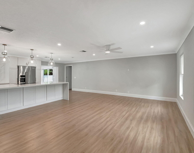 135 Se 28th Court - Photo Thumbnail 11