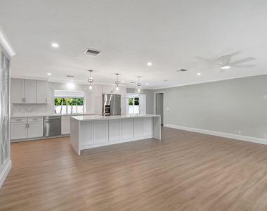 135 Se 28th Court - Photo Thumbnail 12