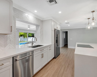 135 Se 28th Court - Photo Thumbnail 19