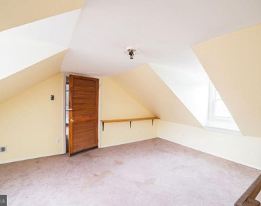 624 Stirling Street - Photo Thumbnail 1