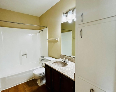 1000 W 26th St - Photo Thumbnail 16