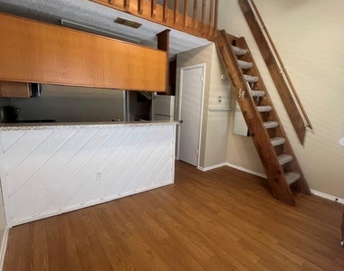 2210 Pearl St - Photo Thumbnail 7