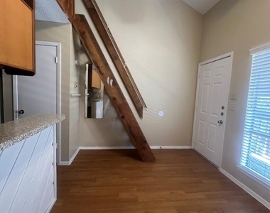 2210 Pearl St - Photo Thumbnail 3