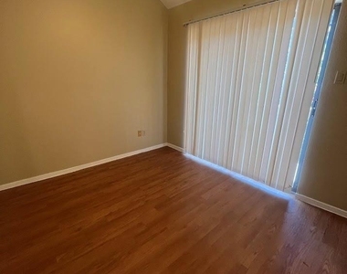 2210 Pearl St - Photo Thumbnail 13