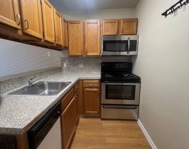 2210 Pearl St - Photo Thumbnail 8