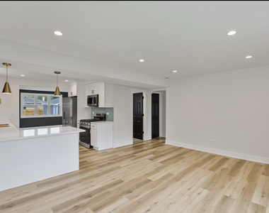 9705 Oak Park Avenue - Photo Thumbnail 4