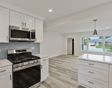 9705 Oak Park Avenue - Photo Thumbnail 13