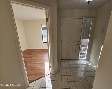 1307 River Hills Circle E - Photo Thumbnail 3