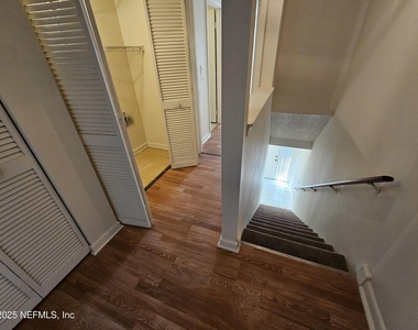 1307 River Hills Circle E - Photo Thumbnail 5