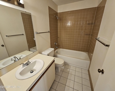 1307 River Hills Circle E - Photo Thumbnail 11
