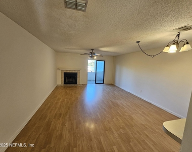 1307 River Hills Circle E - Photo Thumbnail 4