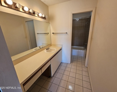 1307 River Hills Circle E - Photo Thumbnail 14