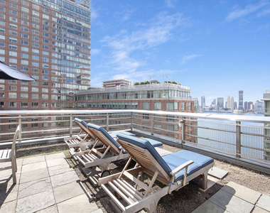 211 North End Avenue - Photo Thumbnail 8