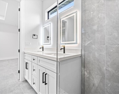 4127 Nw 36th Place - Photo Thumbnail 10