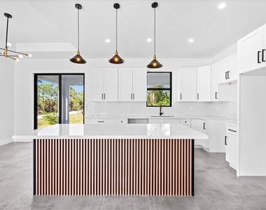 4127 Nw 36th Place - Photo Thumbnail 2
