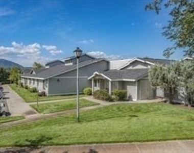 542 S Summit St - Photo Thumbnail 1