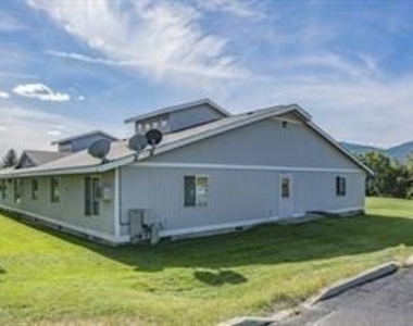 542 S Summit St - Photo Thumbnail 4