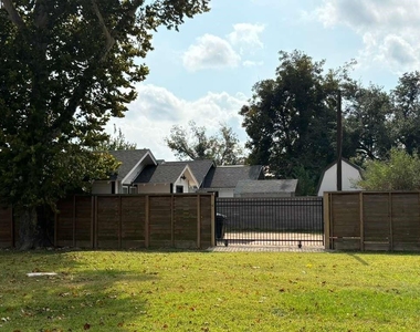 6107 N Main St - Photo Thumbnail 13