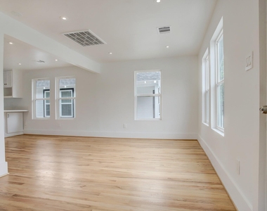 6107 N Main St - Photo Thumbnail 4