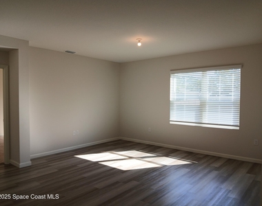 1560 Gardenton Street Nw - Photo Thumbnail 3