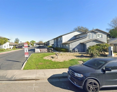 300 Myer Dr - Photo Thumbnail 1