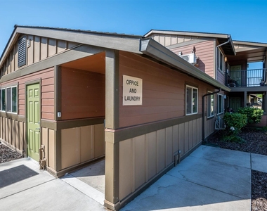 621 N Douglas St - Photo Thumbnail 2