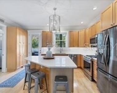 324 Julia Place - Photo Thumbnail 12