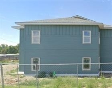 215 Nw 11th St - Photo Thumbnail 4