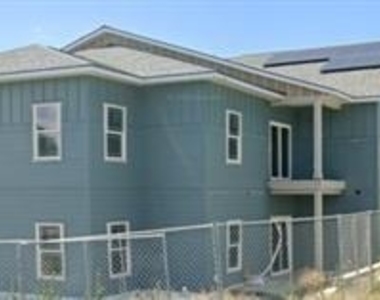 215 Nw 11th St - Photo Thumbnail 2