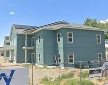 215 Nw 11th St - Photo Thumbnail 3