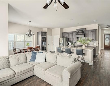 209 Michael Drive - Photo Thumbnail 5