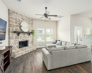 209 Michael Drive - Photo Thumbnail 4