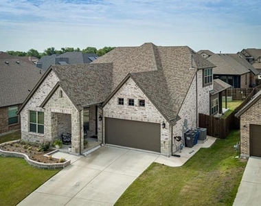 209 Michael Drive - Photo Thumbnail 2