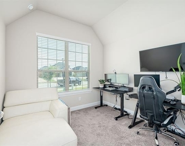 209 Michael Drive - Photo Thumbnail 14