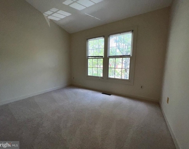 2104 Patty Lane - Photo Thumbnail 12