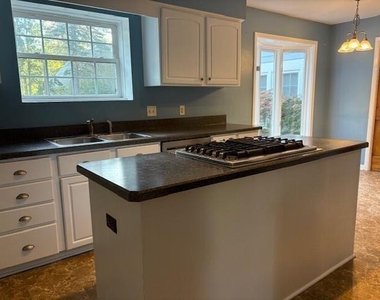 815 Hewett Drive - Photo Thumbnail 3