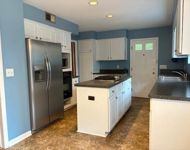 815 Hewett Drive - Photo Thumbnail 4