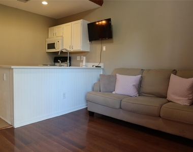 2210 Pearl St - Photo Thumbnail 2