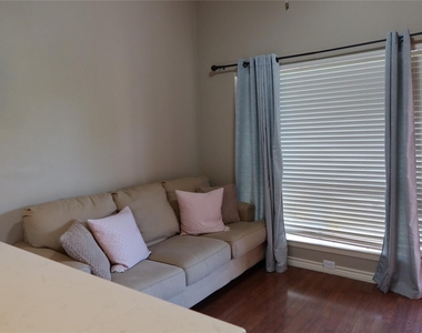 2210 Pearl St - Photo Thumbnail 3