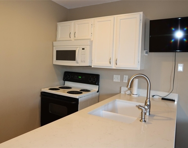 2210 Pearl St - Photo Thumbnail 4