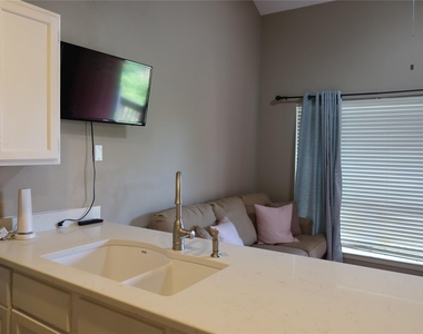 2210 Pearl St - Photo Thumbnail 7